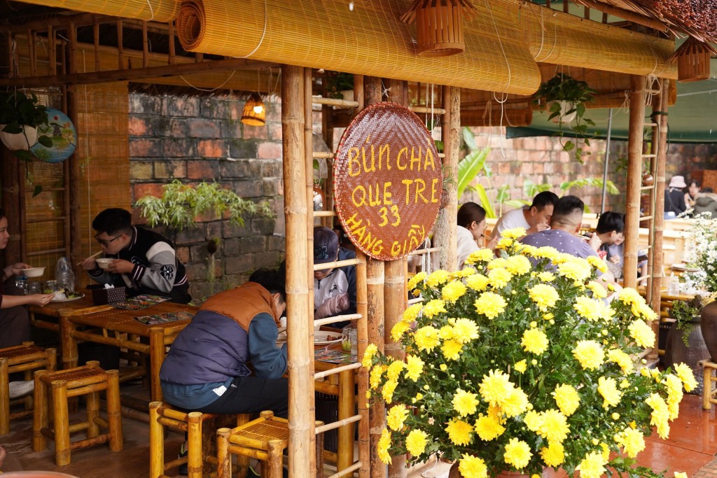 Rất nhiều người đến thưởng thức món ăn Rất nhiều người đến thưởng thức món ăn