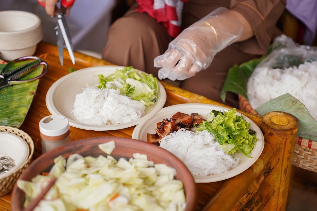 Gian hàng bún chả tỏa hương thơm lừng, thu hút du khách trong không gian ẩm thực Gian hàng bún chả tỏa hương thơm lừng, thu hút du khách trong không gian ẩm thực