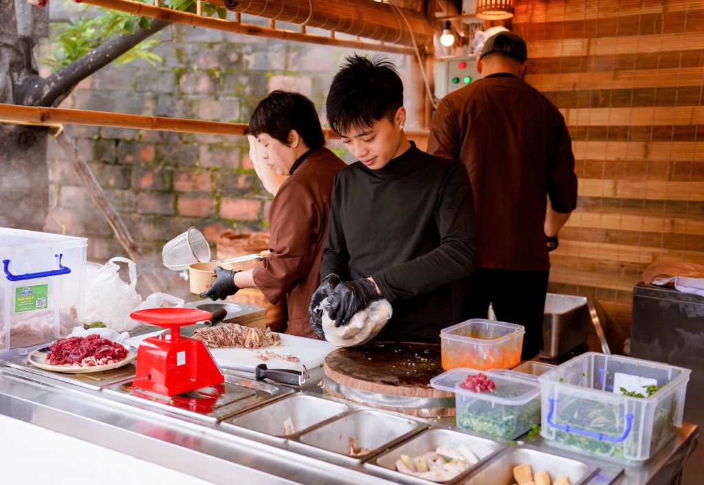 Những bát phở nóng hổi được đầu bếp trực tiếp làm để phục vụ khách Những bát phở nóng hổi được đầu bếp trực tiếp làm để phục vụ khách