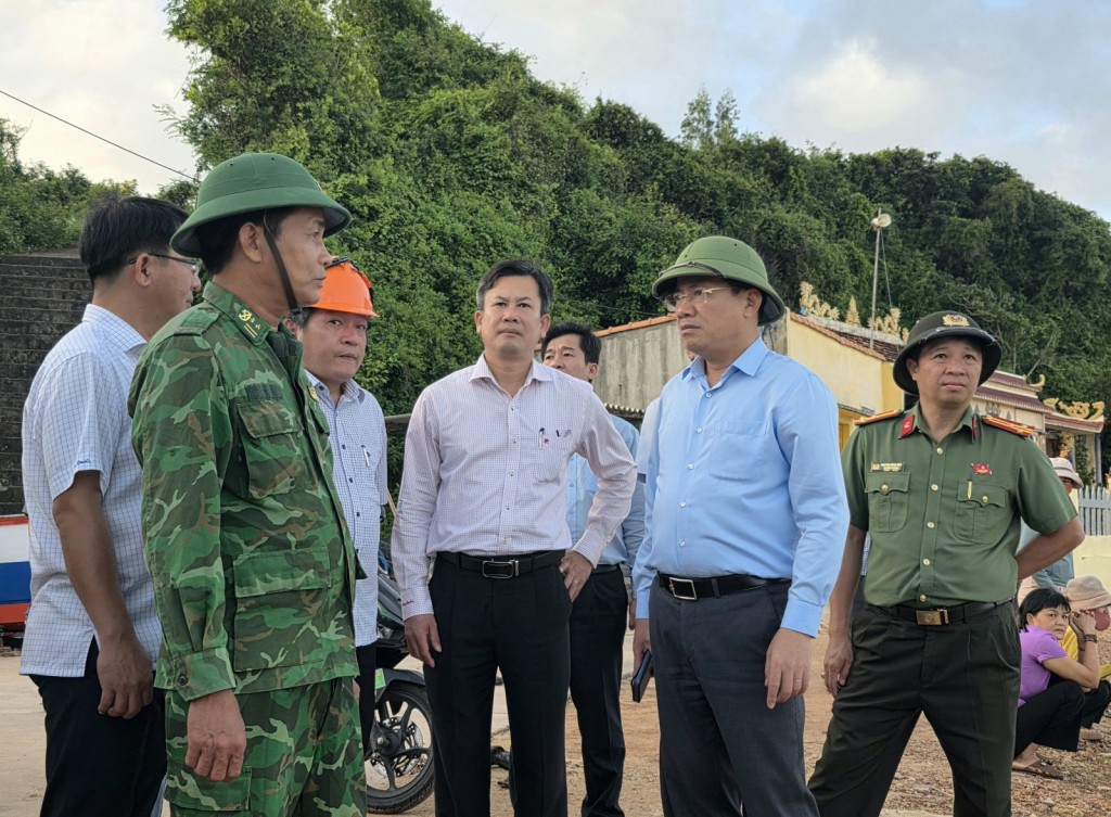 Bão số 13 đang cách Quy Nhơn 450km về phía Đông Đông Nam Bão số 13 đang cách Quy Nhơn 450km về phía Đông Đông Nam