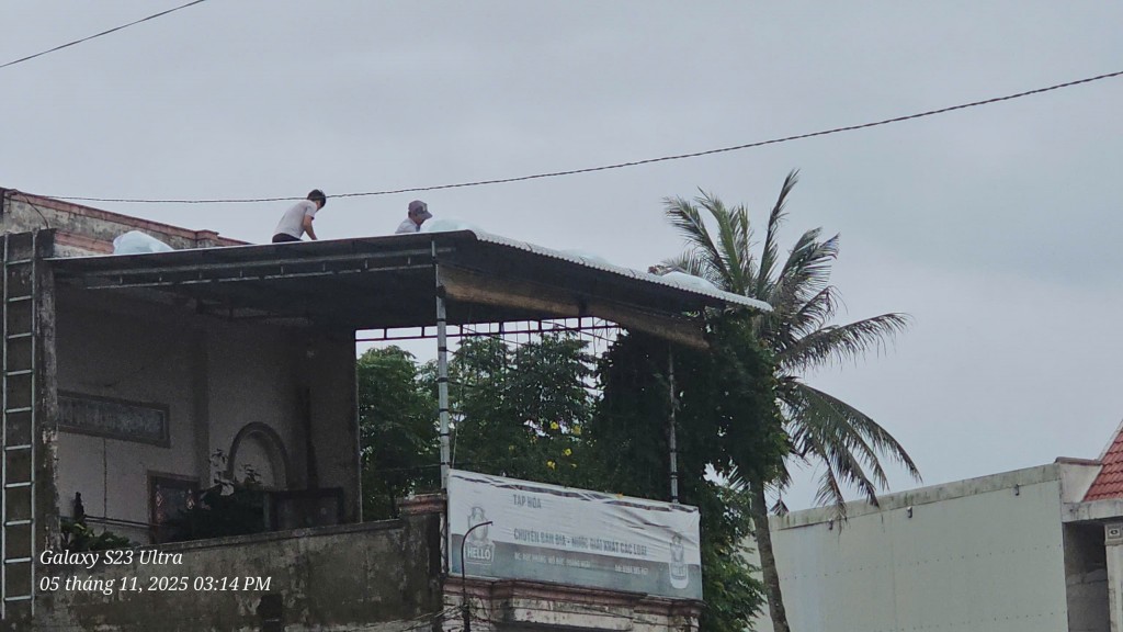 Bão số 13 đang cách Quy Nhơn 450km về phía Đông Đông Nam Bão số 13 đang cách Quy Nhơn 450km về phía Đông Đông Nam