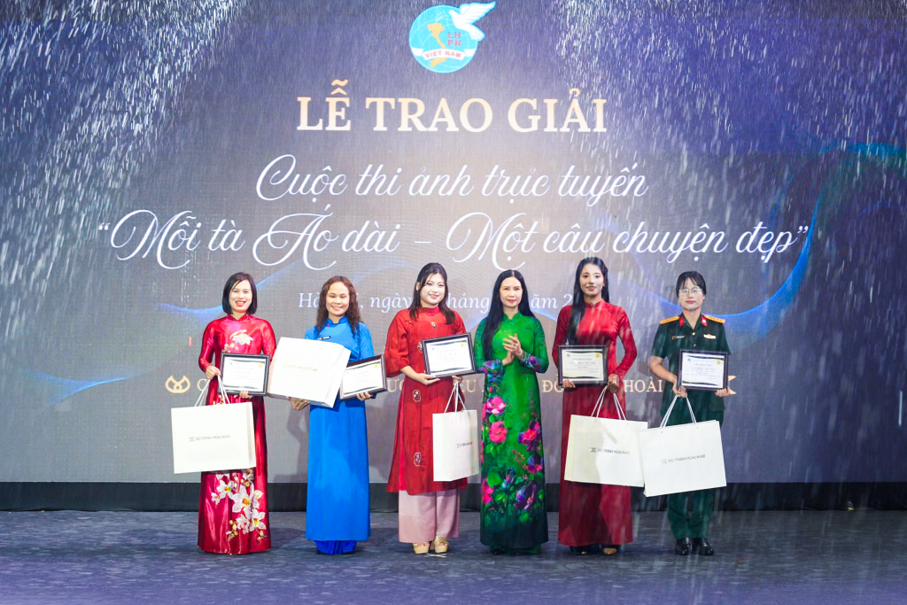 Bà Trần Lan Phương - Phó Chủ tịch Thường trực Trung ương Hội Liên hiệp Phụ nữ Việt Nam - trao các giải thưởng cho những cá nhân, tập thể có tác phẩm xuất sắc, thể hiện rõ thông điệp “Áo dài - linh hồn của văn hóa Việt