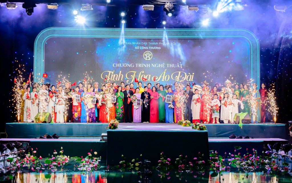 Đại biểu cùng các NTK và người mẫu cùng xuất hiện trên sân khấu trong màn kết, khép lại đêm nghệ thuật “Tinh hoa Áo dài” rực rỡ - nơi sắc sen, ánh sáng và tà áo Việt hòa quyện tạo nên bản giao hưởng tôn vinh vẻ đẹp văn hoá dân tộc