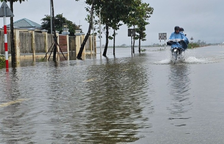 Bão Kalmaegi chỉ còn cách Quy Nhơn khoảng 450km