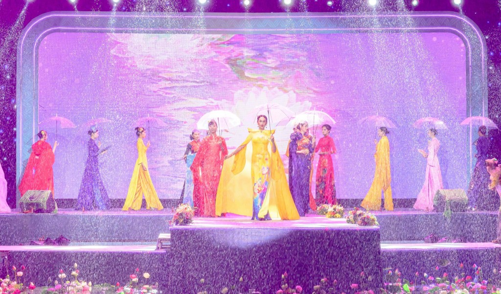BST “Liên Hoa Bảo Việt” của NTK Đỗ Trịnh Hoài Nam - Phó chủ tịch Hiệp hội văn hóa áo dài Việt Nam mở màn chương trình, khắc họa vẻ đẹp dịu dàng và kiên cường của người phụ nữ Việt qua từng thiết kế tinh xảo