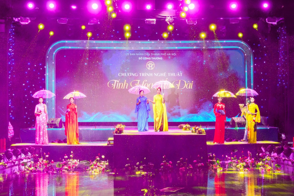 Những thiết kế mang sắc màu tươi sáng trong BST 'Sắc Đào Xứ Lạng' của NTK Hiền Mai như một tác phẩm nghệ thuật, khắc họa vẻ đẹp tươi mới của mùa xuân