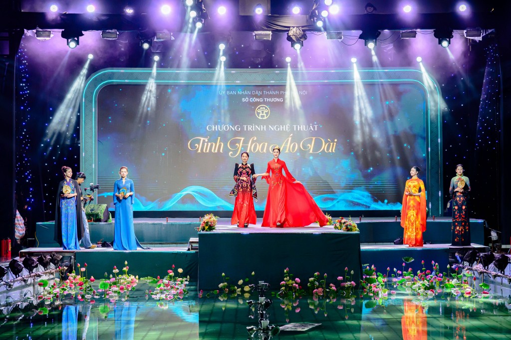 NTK Thoa Trần đã mang đến bộ sưu tập 'Minh Đường Hoa', nơi sắc hoa thăng hoa trong từng chi tiết thêu tay, những sắc màu tươi sáng hòa quyện với đường cắt tinh tế mang đến một vẻ đẹp đầy cuốn hút, như một vườn hoa khoe sắc dưới ánh nắng