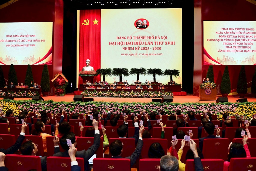 Biểu quyết thông qua Nghị quyết Đại hội đại biểu Đảng bộ thành phố Hà Nội lần thứ XVIII Biểu quyết thông qua Nghị quyết Đại hội đại biểu Đảng bộ thành phố Hà Nội lần thứ XVIII