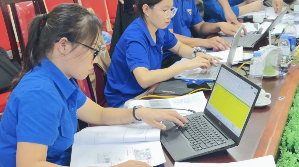 Tất cả giấy tờ, căn cước mà người dân phô tô gửi tổ dân phố đều được số hóa, đưa vào hệ thống để rà soát, đối chiếu ngay với dữ liệu hiện có Tất cả giấy tờ, căn cước mà người dân phô tô gửi tổ dân phố đều được số hóa, đưa vào hệ thống để rà soát, đối chiếu ngay với dữ liệu hiện có