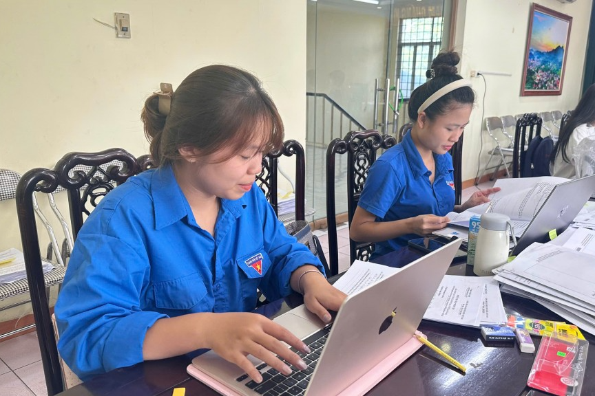 Các bạn trẻ tích cực hỗ trợ Các bạn trẻ tích cực hỗ trợ