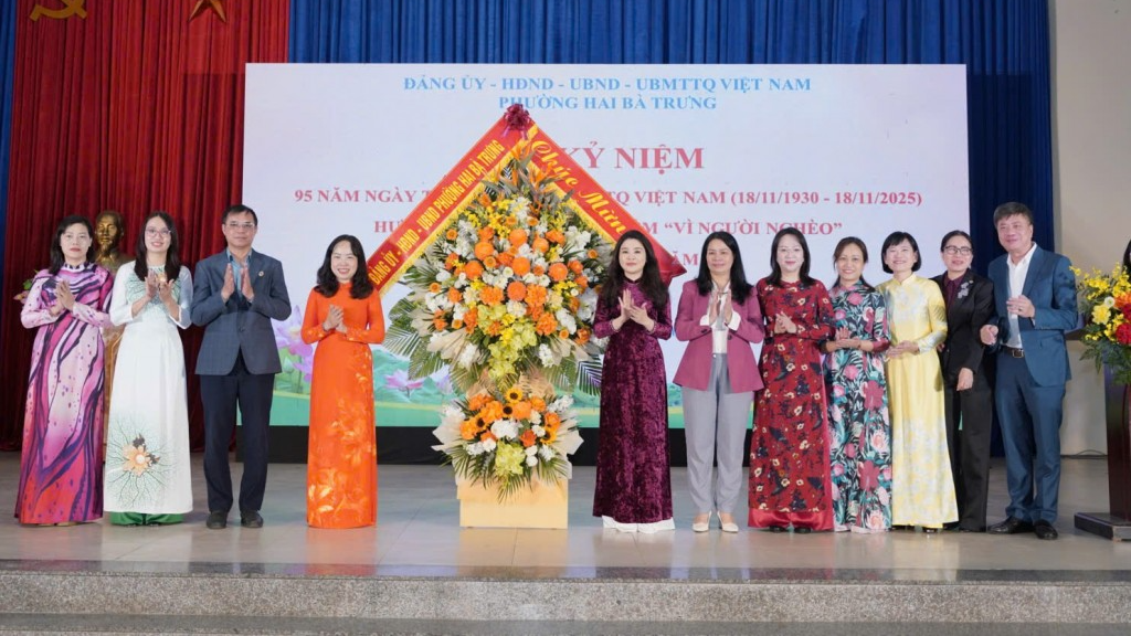 Lãnh đạo phường Hai Bà Trưng tặng hoa chúc mừng Lãnh đạo phường Hai Bà Trưng tặng hoa chúc mừng