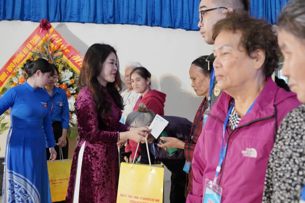 Bí thư Đảng ủy, Chủ tịch Hội đồng Nhân dân phường Hai Bà Trưng Chu Hồng Minh trao tặng quà đến gia đình có hoàn cảnh khó khăn Bí thư Đảng ủy, Chủ tịch Hội đồng Nhân dân phường Hai Bà Trưng Chu Hồng Minh trao tặng quà đến gia đình có hoàn cảnh khó khăn