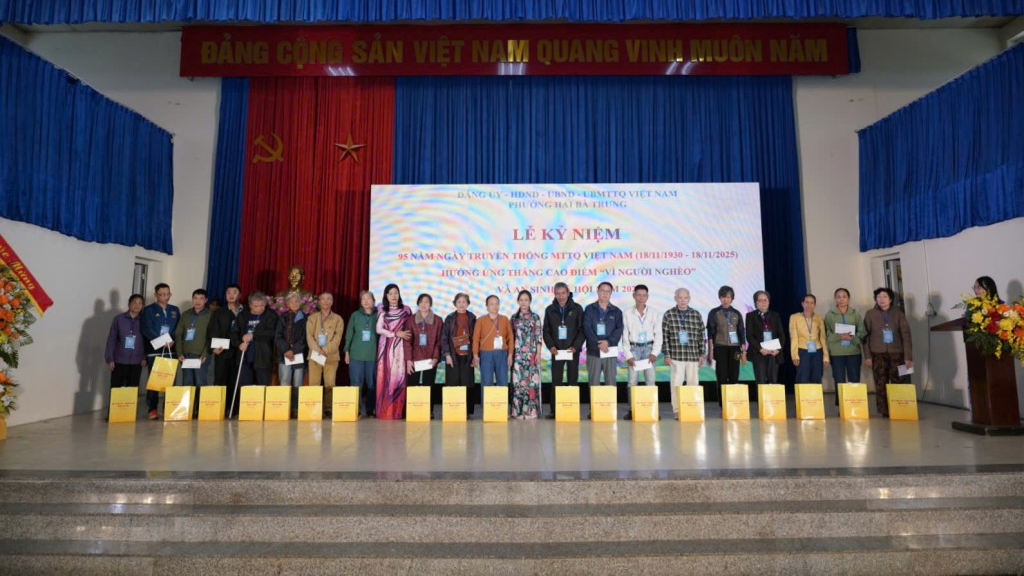 Ban tổ chức trao tặng quà đến các hộ gia đình có hoàn cảnh khó khăn Ban tổ chức trao tặng quà đến các hộ gia đình có hoàn cảnh khó khăn