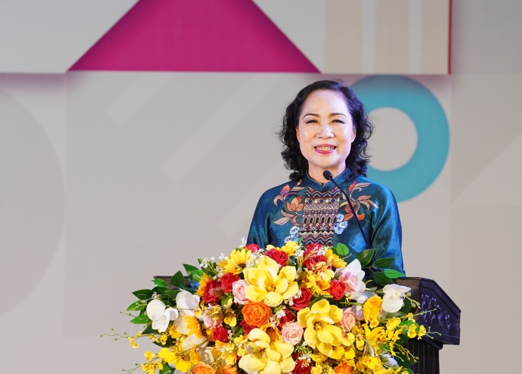 NSND Trịnh Thúy Mùi, Phó Chủ tịch Liên hiệp các Hội Văn học nghệ thuật Việt Nam, Chủ tịch Hội Nghệ sĩ Sân khấu Việt Nam bày tỏ sự tâm đắc với tinh thần của Văn kiện là coi văn hóa là nền tảng tinh thần của xã hội NSND Trịnh Thúy Mùi, Phó Chủ tịch Liên hiệp các Hội Văn học nghệ thuật Việt Nam, Chủ tịch Hội Nghệ sĩ Sân khấu Việt Nam bày tỏ sự tâm đắc với tinh thần của Văn kiện là coi văn hóa là nền tảng tinh thần của xã hội