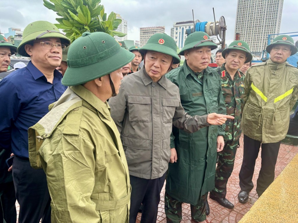 Đoàn công tác của Trung ương do Phó Thủ tướng Chính phủ Trần Hồng Hà (thứ 4 từ phải sang) kiểm tra công tác ứng phó bão số 13 tại Cảng cá Quy Nhơn Đoàn công tác của Trung ương do Phó Thủ tướng Chính phủ Trần Hồng Hà (thứ 4 từ phải sang) kiểm tra công tác ứng phó bão số 13 tại Cảng cá Quy Nhơn