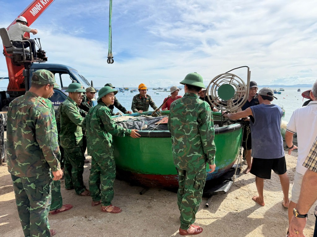 Đưa tàu thuyền lên bờ, neo đậu tránh trú bão Đưa tàu thuyền lên bờ, neo đậu tránh trú bão