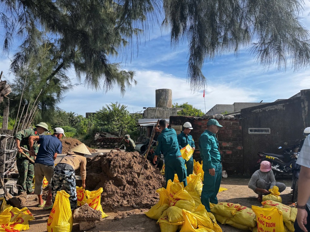 Lực lượng chức năng đang khẩn trương hỗ trợ người dân chằng chống nhà cửa ứng phó bão số 13 Lực lượng chức năng đang khẩn trương hỗ trợ người dân chằng chống nhà cửa ứng phó bão số 13