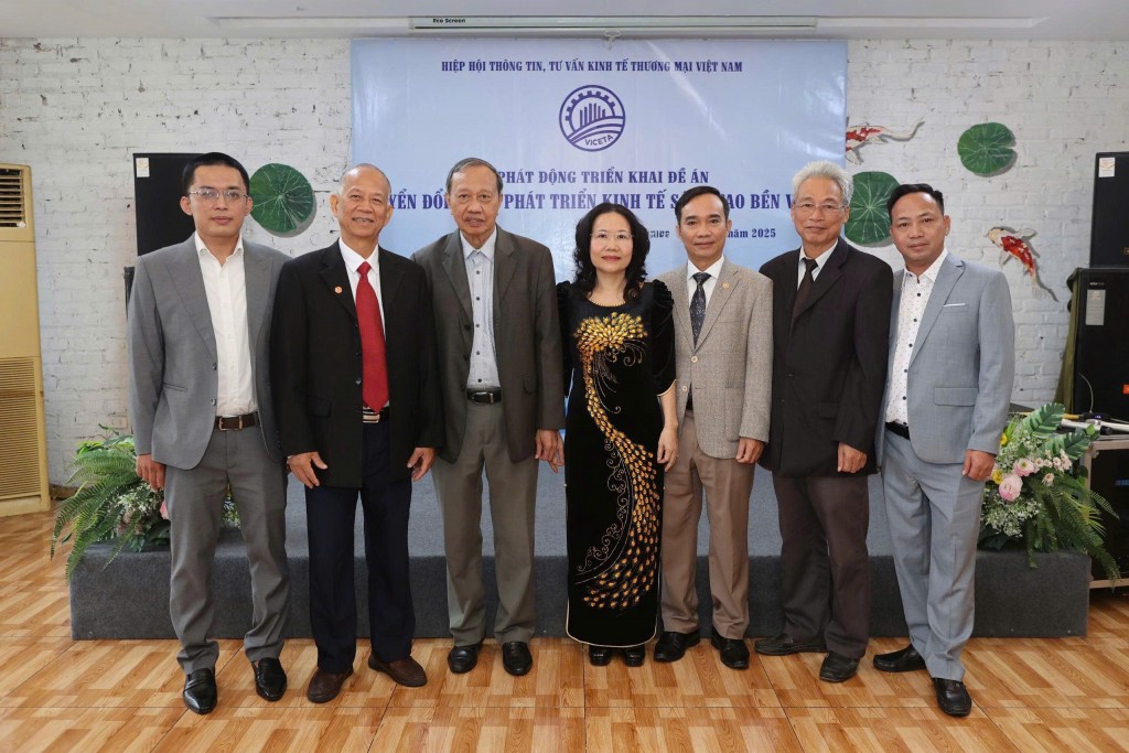 Nhóm sản xuất trực tiếp của đề án chụp ảnh cùng ông Lương Văn Tự Nhóm sản xuất trực tiếp của đề án chụp ảnh cùng ông Lương Văn Tự