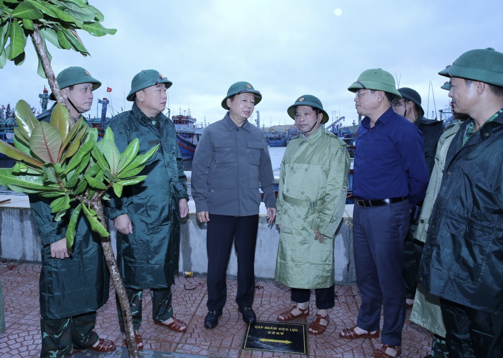 Phó Thủ tướng giao Bộ Nông nghiệp và Môi trường, Bộ Quốc phòng, Bộ Xây dựng làm Trưởng đoàn trực tiếp đi đôn đốc, hướng dẫn, phối hợp với các địa phương triển khai công tác ứng phó với bão số 13 - Ảnh: VGP/Minh Khôi Phó Thủ tướng giao Bộ Nông nghiệp và Môi trường, Bộ Quốc phòng, Bộ Xây dựng làm Trưởng đoàn trực tiếp đi đôn đốc, hướng dẫn, phối hợp với các địa phương triển khai công tác ứng phó với bão số 13 - Ảnh: VGP/Minh Khôi