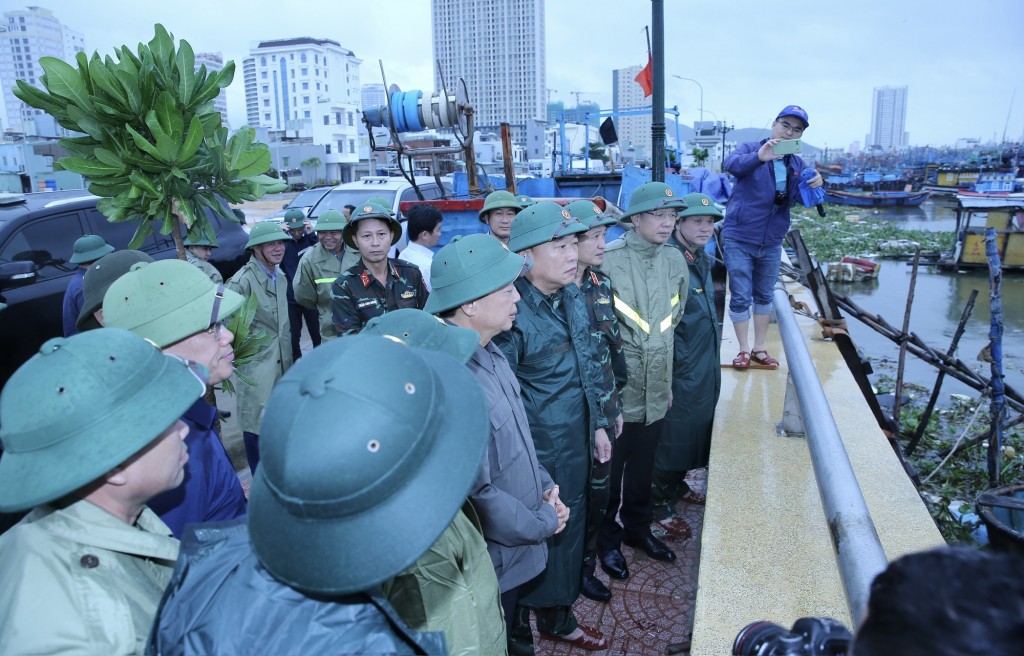 Phó Thủ tướng kiểm tra công tác phòng chống bão tại cảng cá Quy Nhơn - Ảnh: VGP/Minh Khôi Phó Thủ tướng kiểm tra công tác phòng chống bão tại cảng cá Quy Nhơn - Ảnh: VGP/Minh Khôi