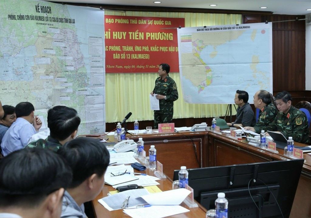 Phó Thủ tướng Trần Hồng Hà nghe báo cáo phương án bố trí lực lượng ứng phó bão số 13 trên địa bàn tỉnh Gia Lai - Ảnh: VGP/Minh Khôi Phó Thủ tướng Trần Hồng Hà nghe báo cáo phương án bố trí lực lượng ứng phó bão số 13 trên địa bàn tỉnh Gia Lai - Ảnh: VGP/Minh Khôi