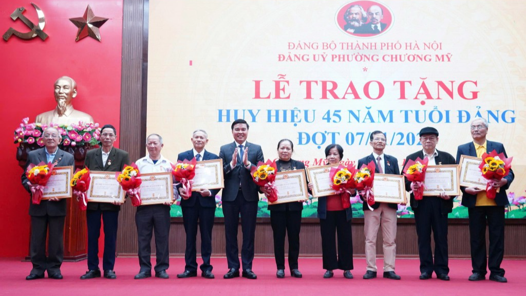 Lãnh đạo phường Chương Mỹ trao Huy hiệu Đảng đến các đảng viên 