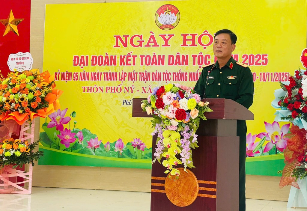 Thiếu tướng Đào Văn Nhận, Ủy viên Ban Thường vụ Thành ủy Hà Nội, Tư lệnh Bộ Tư lệnh Thủ đô phát biểu chúc mừng