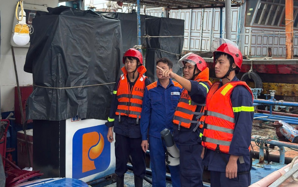 Lực lượng Công an Đà Nẵng phối hợp cùng Bộ đội Biên phòng và Ban Quản lý âu thuyền phối hợp hướng dẫn ngư dân chằng néo phương tiện tại âu thuyền, đảm bảo an toàn trước bão. Lực lượng Công an Đà Nẵng phối hợp cùng Bộ đội Biên phòng và Ban Quản lý âu thuyền phối hợp hướng dẫn ngư dân chằng néo phương tiện tại âu thuyền, đảm bảo an toàn trước bão.