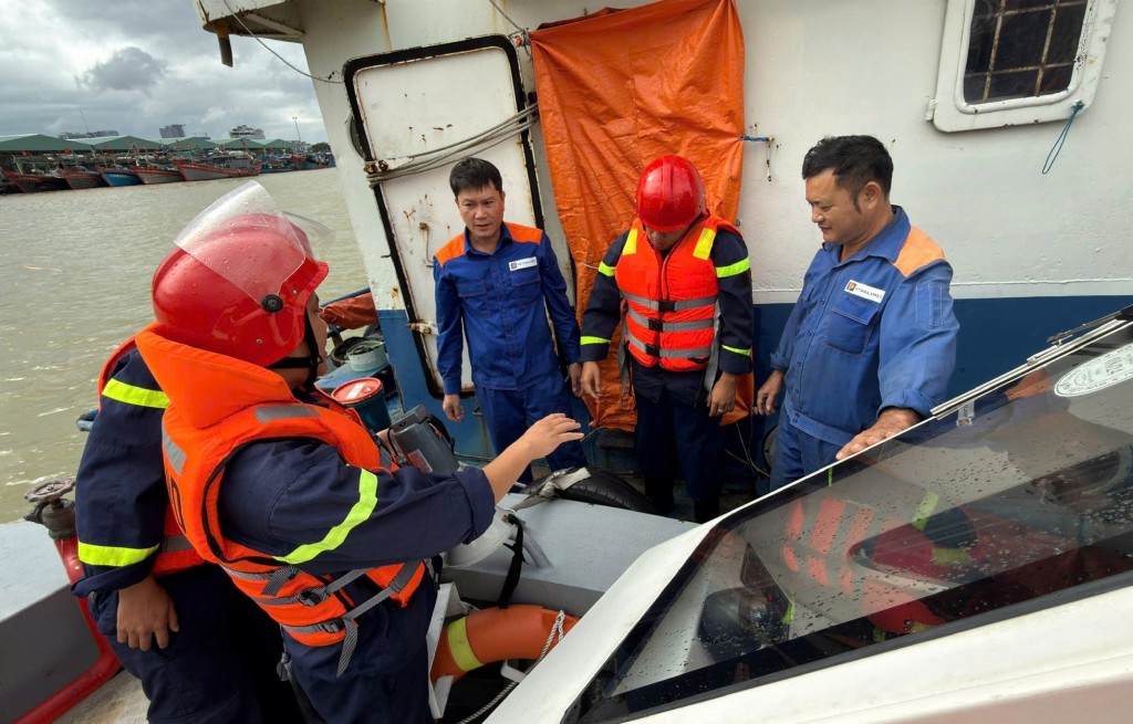 Lực lượng Công an Đà Nẵng phối hợp cùng Bộ đội Biên phòng và Ban Quản lý âu thuyền phối hợp hướng dẫn ngư dân chằng néo phương tiện tại âu thuyền, đảm bảo an toàn trước bão. Lực lượng Công an Đà Nẵng phối hợp cùng Bộ đội Biên phòng và Ban Quản lý âu thuyền phối hợp hướng dẫn ngư dân chằng néo phương tiện tại âu thuyền, đảm bảo an toàn trước bão.