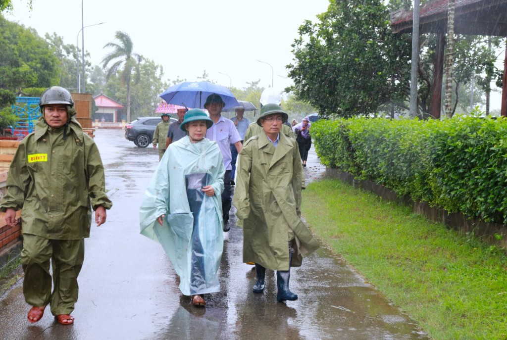Trước nguy cơ bão số 13 đổ bộ, Phó Chủ tịch UBND tỉnh Quảng Ngãi Nguyễn Ngọc Sâm cùng đoàn công tác đã kiểm tra các xã xung yếu, chỉ đạo các địa phương phải kích hoạt toàn bộ hệ thống để bảo vệ người dân. Trước nguy cơ bão số 13 đổ bộ, Phó Chủ tịch UBND tỉnh Quảng Ngãi Nguyễn Ngọc Sâm cùng đoàn công tác đã kiểm tra các xã xung yếu, chỉ đạo các địa phương phải kích hoạt toàn bộ hệ thống để bảo vệ người dân.
