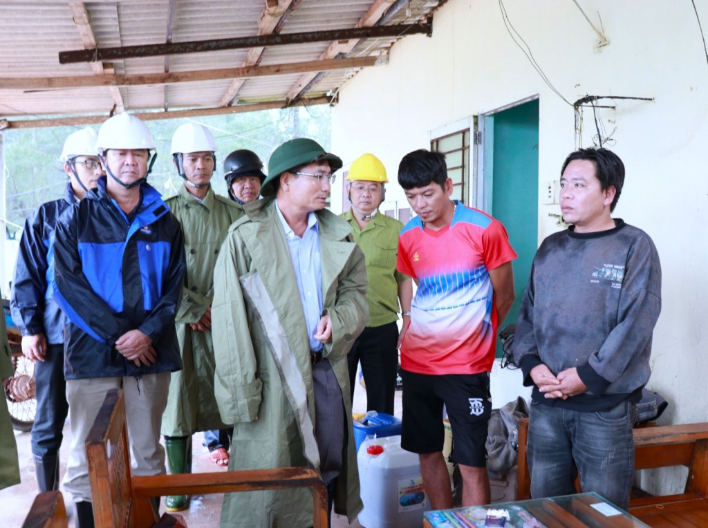 Phó Chủ tịch UBND tỉnh Quảng Ngãi Nguyễn Ngọc Sâm yêu câu người dân đến cư trú an toàn tại xã Mỏ Cày Phó Chủ tịch UBND tỉnh Quảng Ngãi Nguyễn Ngọc Sâm yêu câu người dân đến cư trú an toàn tại xã Mỏ Cày