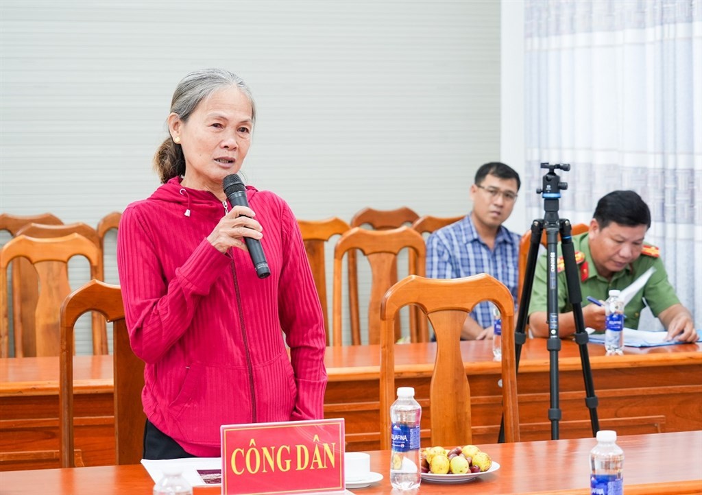 Công dân trình bày kiến nghị tại buổi tiếp.