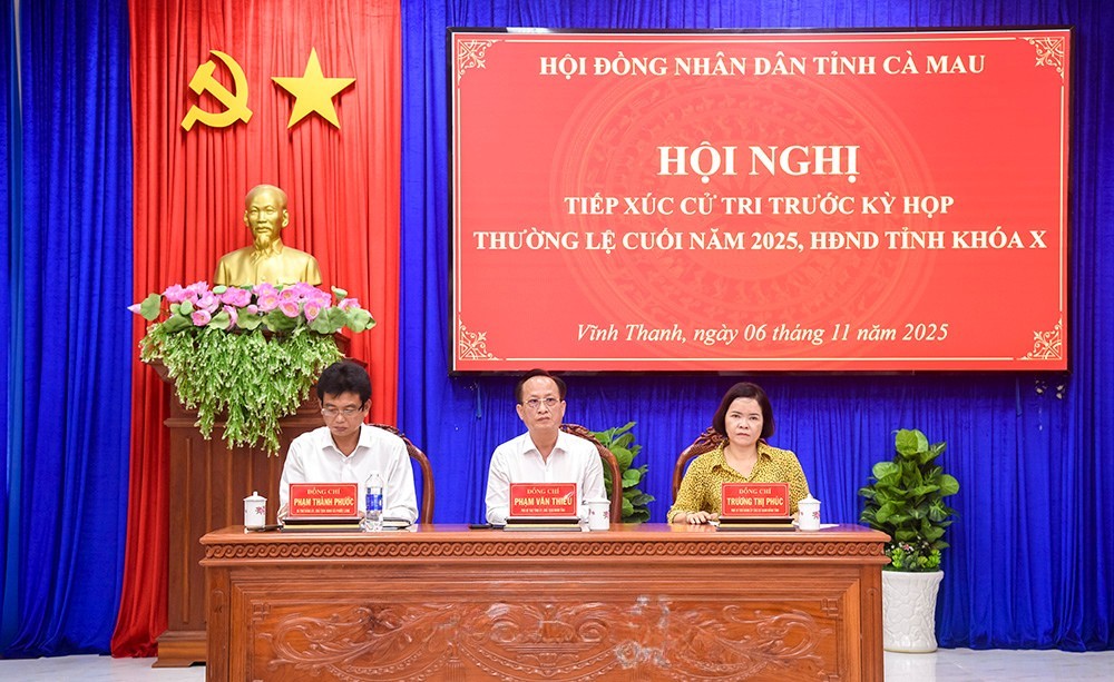 Đại biểu HĐND tỉnh trao đổi, ghi nhận ý kiến, kiến nghị của cử tri địa phương.