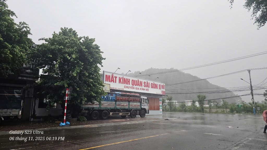 Bão Kalmaegi đang gây gió giật mạnh tại phía Đông tỉnh Gia Lai Bão Kalmaegi đang gây gió giật mạnh tại phía Đông tỉnh Gia Lai