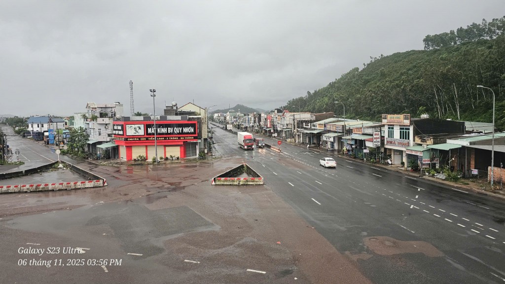 Bão Kalmaegi đang gây gió giật mạnh tại phía Đông tỉnh Gia Lai Bão Kalmaegi đang gây gió giật mạnh tại phía Đông tỉnh Gia Lai