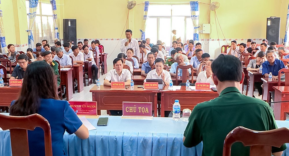 Cử tri ấp 3 phản ánh vấn đề về chi trả chế độ cho cán bộ ấp và nâng cấp lộ giao thông nông thôn.