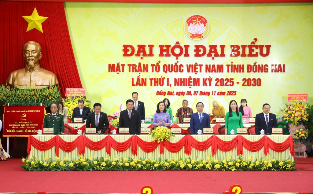 Đoàn Chủ tịch ra mắt đại hội. Ảnh: Huy Anh