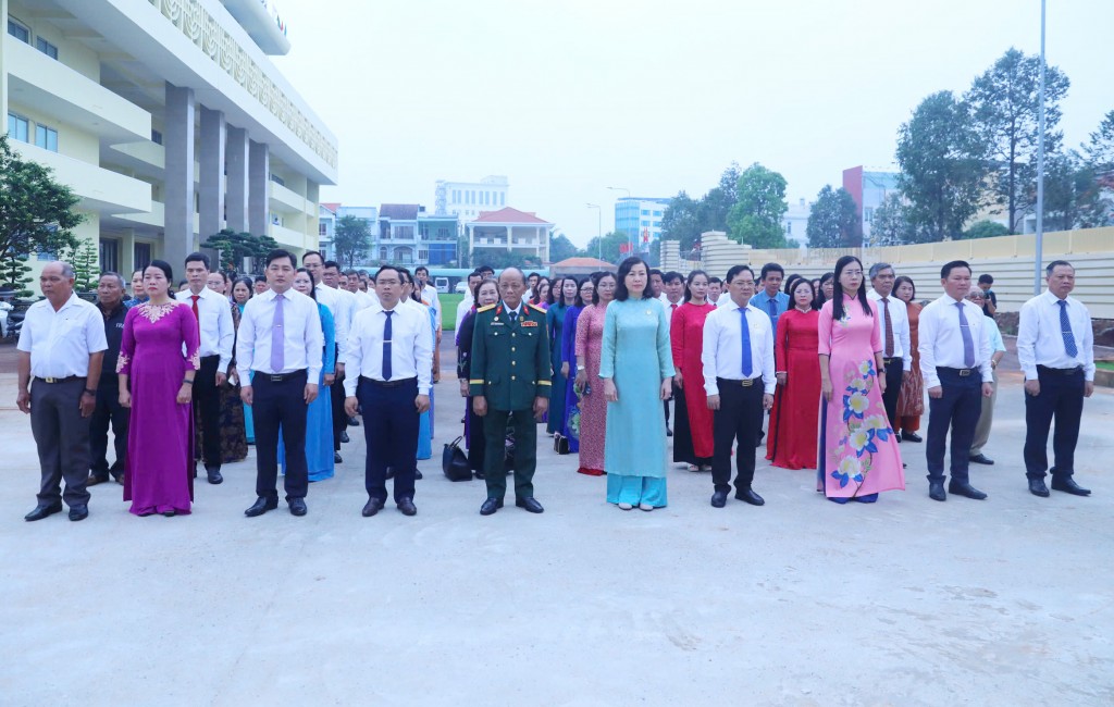 Trước đó, sáng cùng ngày, đoàn đại biểu dự đại hội đã thực hiện nghi thức dâng hương lên Chủ tịch Hồ Chí Minh, Đại tướng Võ Nguyên Giáp, nữ Anh hùng Võ Thị Sáu tại Nhà thờ Bác Hồ (trong khuôn viên trụ sở Tỉnh ủy)