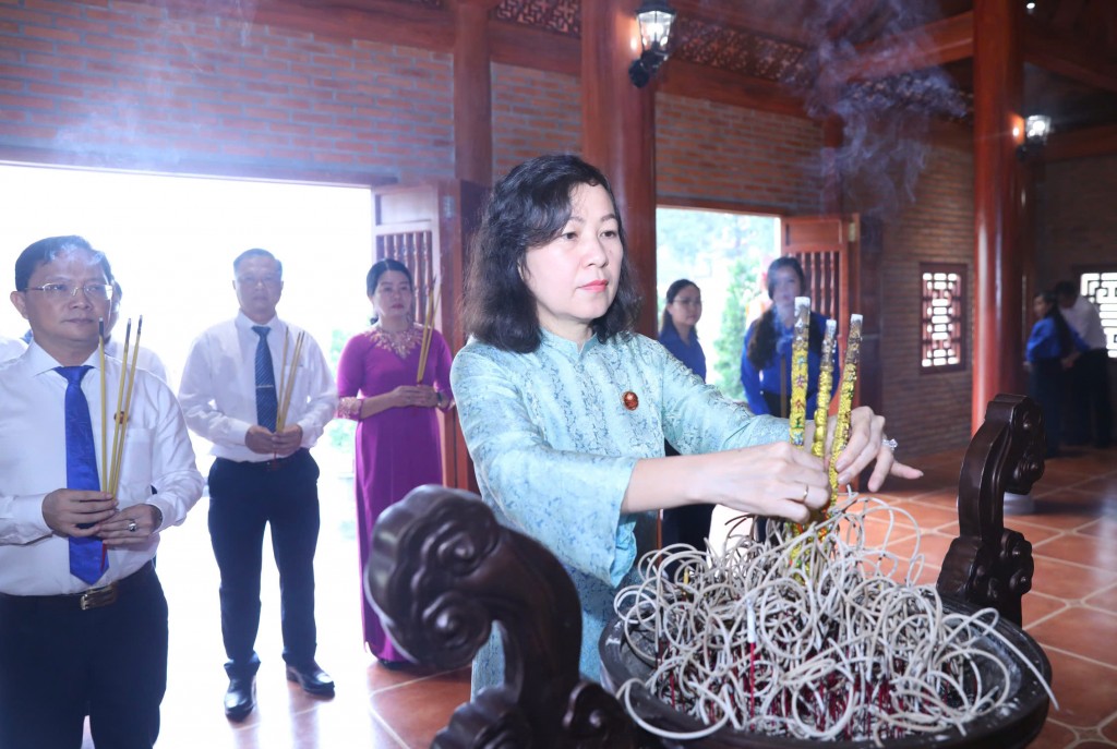 Đồng chí dâng hương