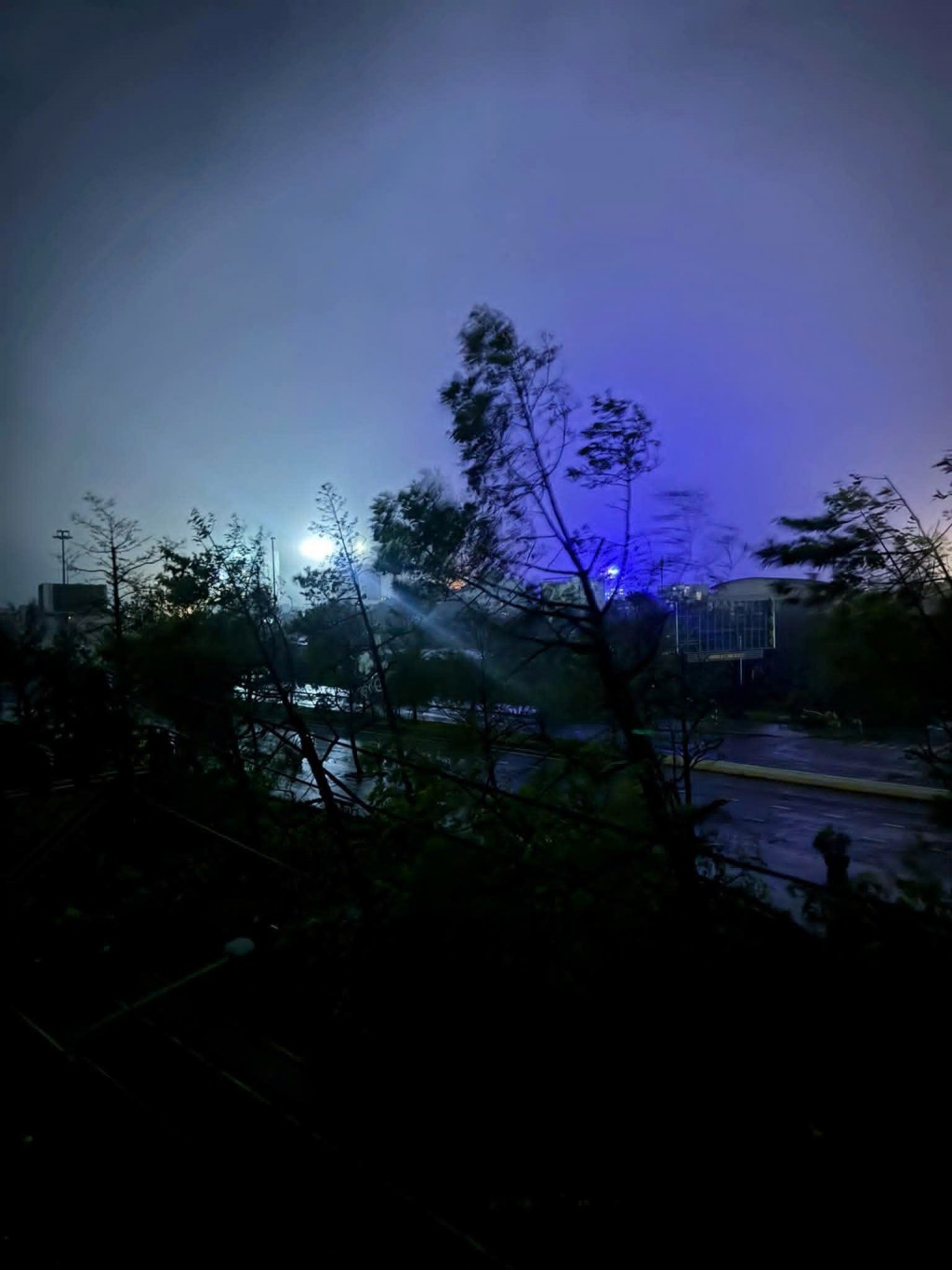 Bão Kalmaegi gây tốc mái nhiều nhà dân tại Gia Lai Bão Kalmaegi gây tốc mái nhiều nhà dân tại Gia Lai