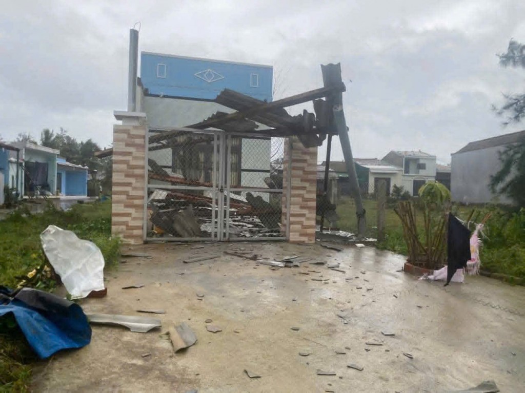 Bão Kalmaegi gây tốc mái nhiều nhà dân tại Gia Lai Bão Kalmaegi gây tốc mái nhiều nhà dân tại Gia Lai