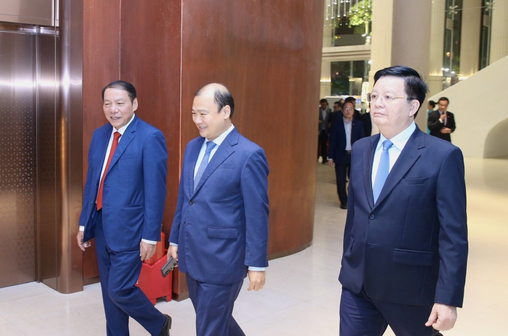 Phó Thủ tướng Mai Văn Chính và Bộ trưởng Bộ Văn hoá, Thể thao và Du lịch Nguyễn Văn Hùng; Thứ trưởng Thường trực Bộ Văn hoá, Thể thao và Du lịch tham dự chương trình