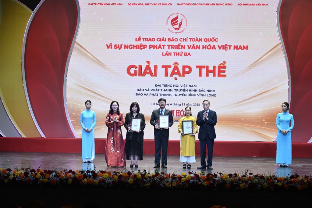 Ban Tổ chức trao giải tập thể tới các đơn vị