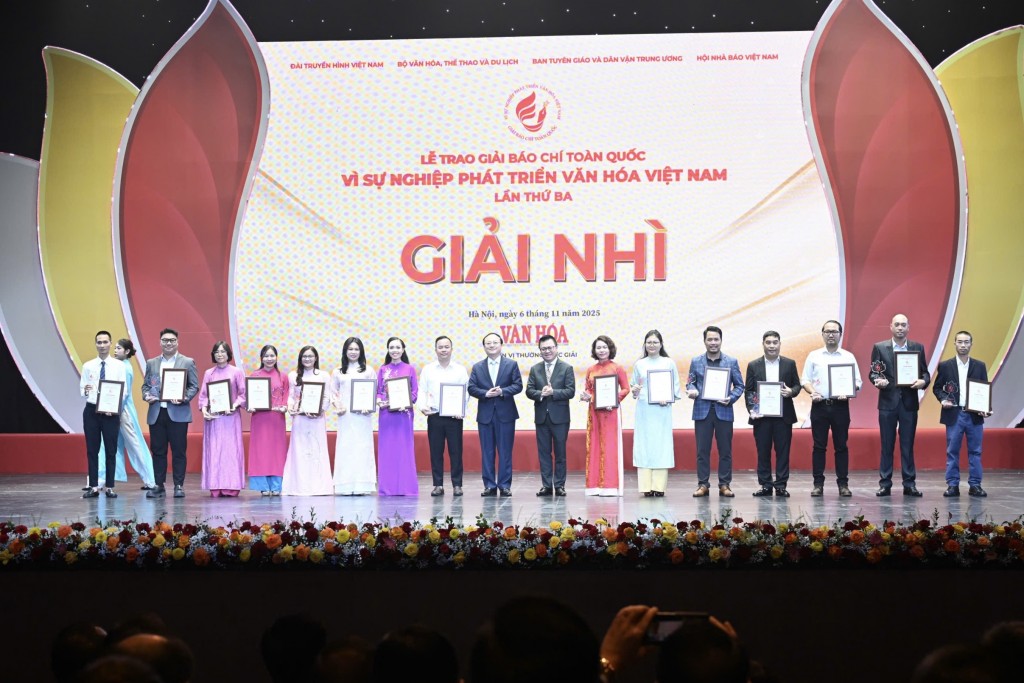 Đồng chí Lê Quốc Minh - Uỷ viên Trung ương Đảng, Tổng Biên tập báo Nhân Dân, Phó Trưởng Ba Tuyên giáo và Dân vận Trung ương và đồng chí Đỗ Tiến Sỹ - Tổng Giám đốc Đài Tiếng nói Việt Nam trao giải Nhì tới các tác giả