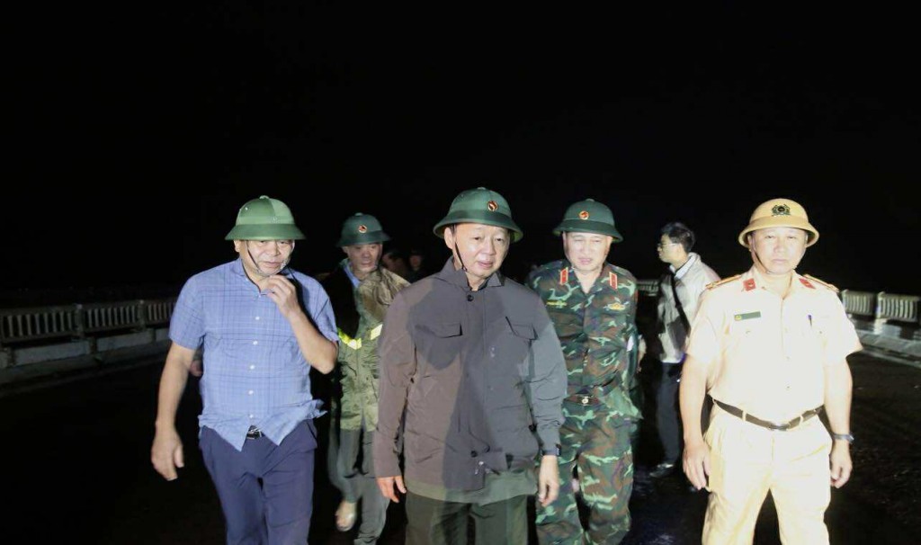 Ngay sau khi bão số 13 đổ bộ khu vực thành phố Quy Nhơn trước đây (tỉnh Gia Lai), Phó Thủ tướng Trần Hồng Hà cùng các thành viên Sở Chỉ huy tiền phương chỉ đạo công tác phòng, tránh, khắc phục hậu quả bão số trực tiếp xuống địa bàn để kiểm tra, nắm bắt tình hình thiệt hại ban đầu - Ảnh: VGP/Minh Khôi Ngay sau khi bão số 13 đổ bộ khu vực thành phố Quy Nhơn trước đây (tỉnh Gia Lai), Phó Thủ tướng Trần Hồng Hà cùng các thành viên Sở Chỉ huy tiền phương chỉ đạo công tác phòng, tránh, khắc phục hậu quả bão số trực tiếp xuống địa bàn để kiểm tra, nắm bắt tình hình thiệt hại ban đầu - Ảnh: VGP/Minh Khôi