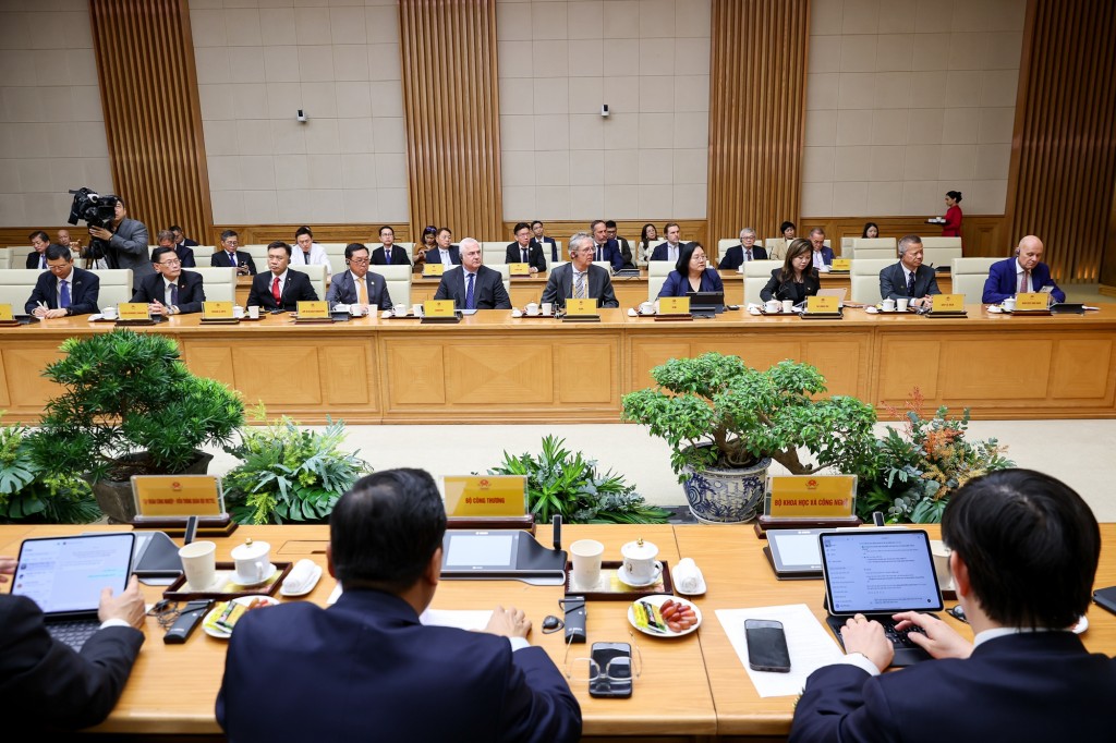 Các đại biểu dự buổi làm việc bày tỏ ấn tượng về thành tựu phát triển kinh tế - xã hội Việt Nam thời gian qua, nhất là chiến lược phát triển dựa vào khoa học, công nghệ, đặc biệt là phát triển ngành công nghiệp bán dẫn - Ảnh: VGP/Nhật Bắc Các đại biểu dự buổi làm việc bày tỏ ấn tượng về thành tựu phát triển kinh tế - xã hội Việt Nam thời gian qua, nhất là chiến lược phát triển dựa vào khoa học, công nghệ, đặc biệt là phát triển ngành công nghiệp bán dẫn - Ảnh: VGP/Nhật Bắc