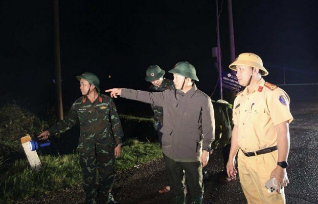 Phó Thủ tướng Trần Hồng Hà thị sát khu vực Quy Nhơn ngay trong đêm sau khi bão số 13 quét qua