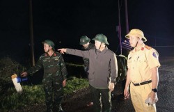 Phó Thủ tướng Trần Hồng Hà thị sát khu vực Quy Nhơn ngay trong đêm sau khi bão số 13 quét qua