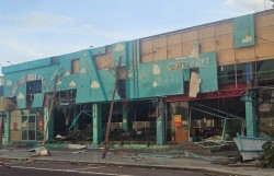 Bão Kalmaegi khiến hàng loạt ngôi nhà bị sập, tốc mái