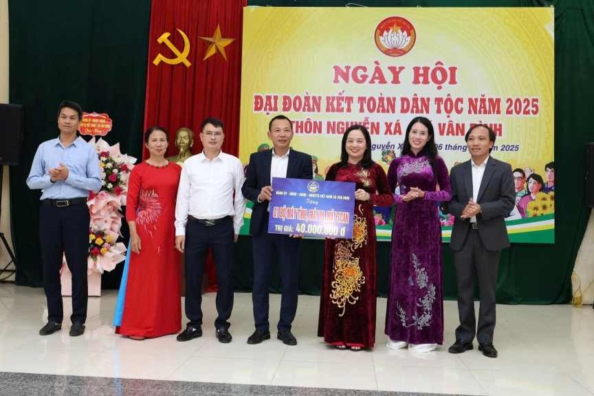 Lãnh đạo xã Vân Đình trao tặng quà tới 